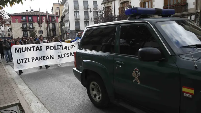 Un momento de la manifestación convocada por Sortu y vecinos de Alsasua, que niegan la versión oficial sobre la agresión sufrida por dos guardias civiles y sus parejas el pasado fin de semana en esta localidad navarra, en apoyo a los dos imputados por los hechos y denunciar lo que consideran un montaje. EFE/Jesús Diges