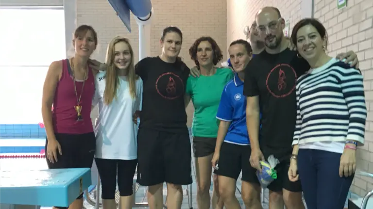 Organizadores  y participantes en las pruebas de natación.