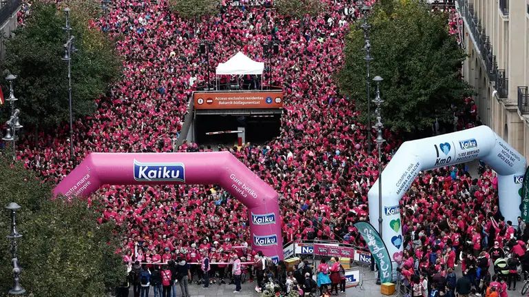 El espíritu positivo de la asociación Saray contra el cáncer de mama ha recorrido esta mañana las calles de Pamplona en una carrera solidaria. EFE/Jesús Diges.