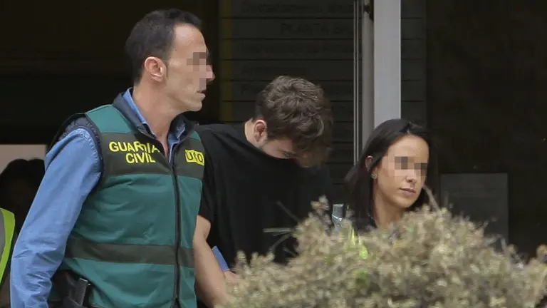 El presunto asesino de Pioz, François Patrick Nogueira Gouveia, a su llegada a la Comandancia de la Guardia Civil de Guadalajara. EFE/Pepe Zamora