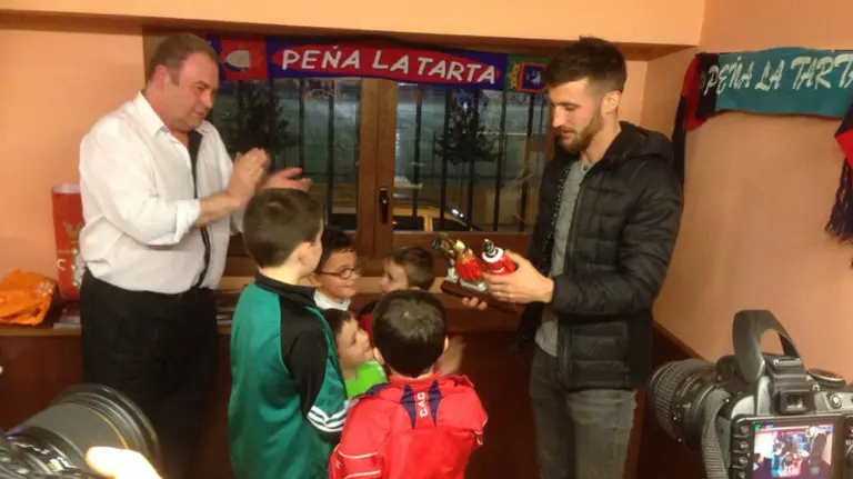 Oier Sanjurjo recibe el trofeo Patxitxi como máximo goleador del equipo.