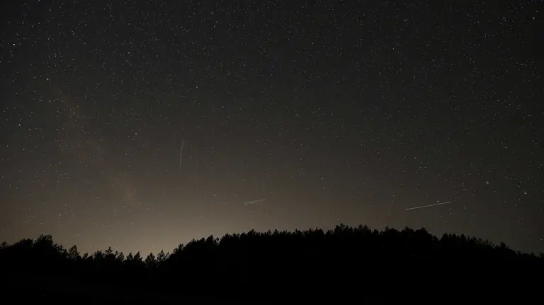 Varias estrellas fugaces cruzan el firmamento sobre el cielo navarro durante una noche con tiempo despejado. EFE/Jes&uacute;s Diges