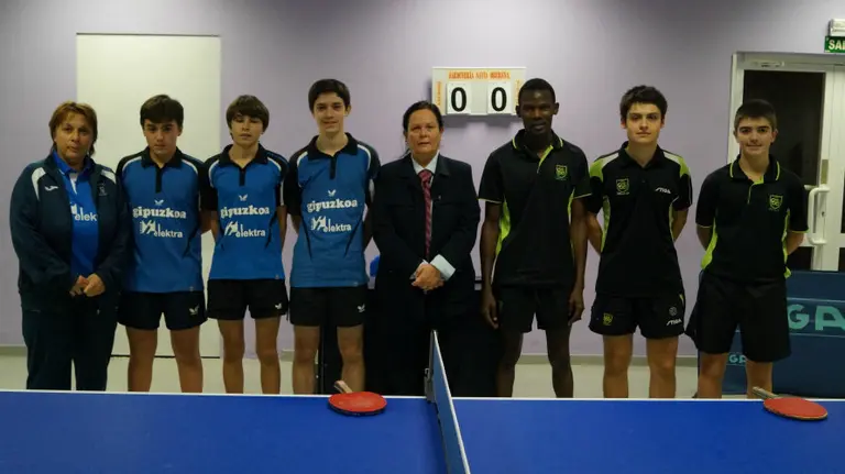 Partido de tenis de mesa en las instalaciones de Oberena.