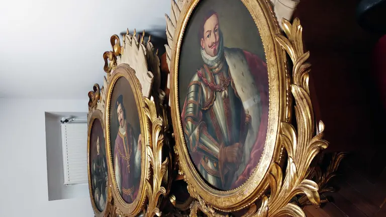 Algunos de los cuadros retirados por el alcalde Joseba Asirón del Ayuntamiento de Pamplona