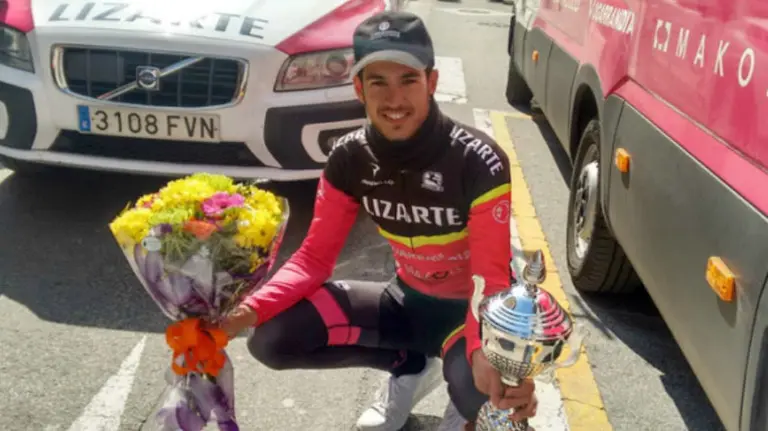 Héctor Carretero con los trofeos conseguidos en una carrera con el equipo Lizarte.