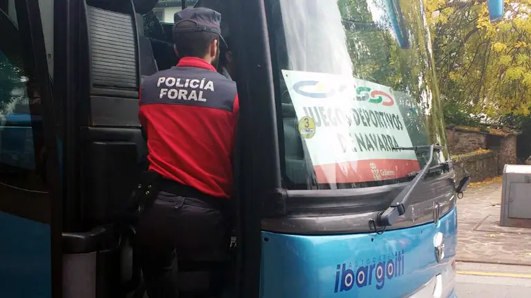 Control de la Policía Foral a un conductor que dio positivo.