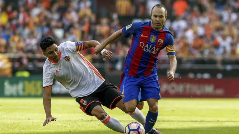 Iniesta resultó lesionado ante el Valencia. Efe.