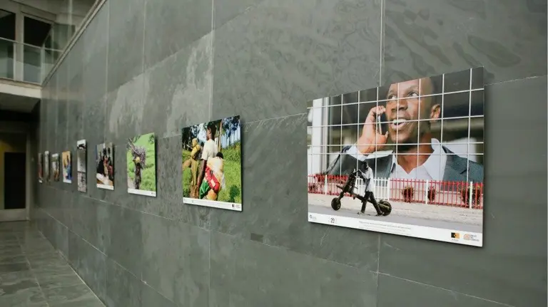 La exposición fotográfica 'Lo que esconde tu móvil' del fotoperiodista navarro Iván Benítez. 4