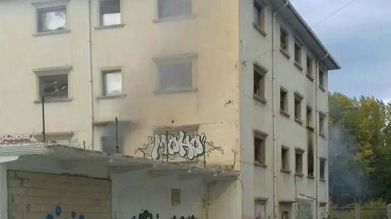 Fuego en las naves de la antigua fábrica de Huici, en Olaz. POLICÍA FORAL