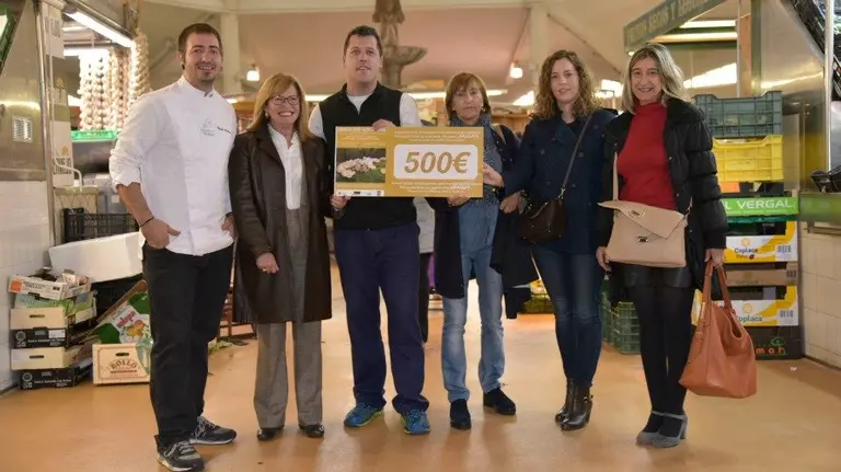 La Asociación Navarra para la Salud Mental recoge el dinero recaudado en Saborea Otoño, en Pamplona.