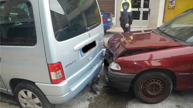 Un conductor de 78 años se estrella en Pamplona contra dos vehículos aparcados y da positivo en alcohol. PMUNICIPAL