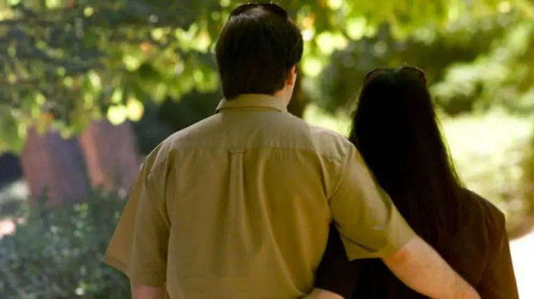 Una pareja pasea por un parque. EFE