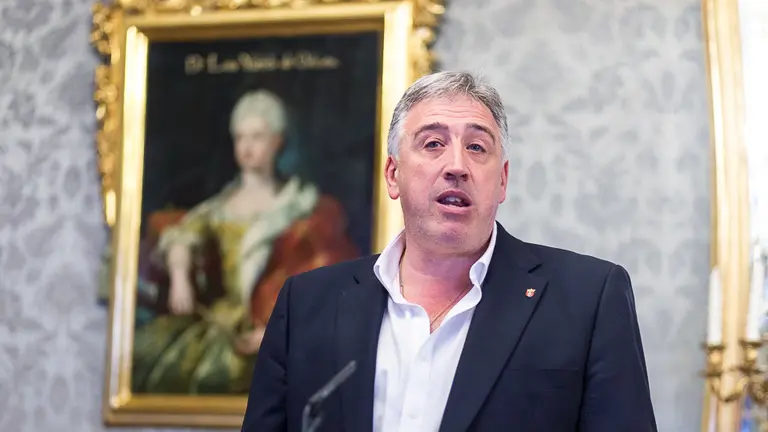 La consejera de Presidencia, Función Pública, Interior y Justicia, María José Beaumont, y el alcalde de Pamplona, Joseba Asiron, firman un convenio para compartir herramientas de gestión p (15)