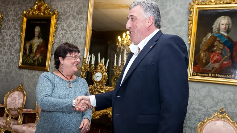 La consejera de Presidencia, Función Pública, Interior y Justicia, María José Beaumont, y el alcalde de Pamplona, Joseba Asiron, firman un convenio para compartir herramientas de gestión p