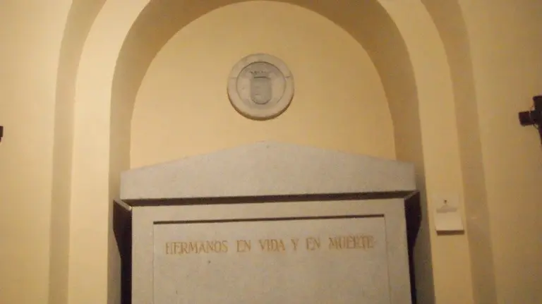 Sepultura de los Hermanos Aznar Zozaya en el Monumento a los Caídos.