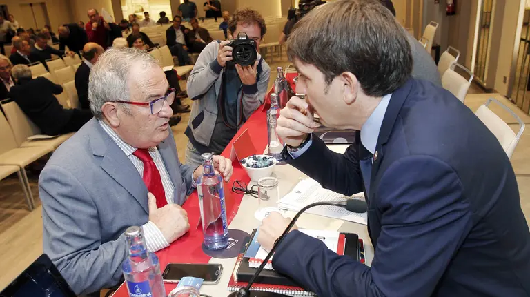 GRA463. PAMPLONA, 25/10/2016.- Luis Sabalza (i), presidente de Osasuna, charla con Txuma Iso (d), directivo de la junta del club, durante la asamblea que el Club Atlético Osasuna ha celebrado esta noche, en la que se han debatido las cuentas presentadas por la junta directiva navarra, así como diferentes propuestas a petición de los socios compromisarios del club, como la petición de nombrar &#34;persona non grata&#34; a Javier Tebas, presidente de la Liga de Fútbol Profesional, en el estadio El Sadar. EFE/Ivan Aguinaga