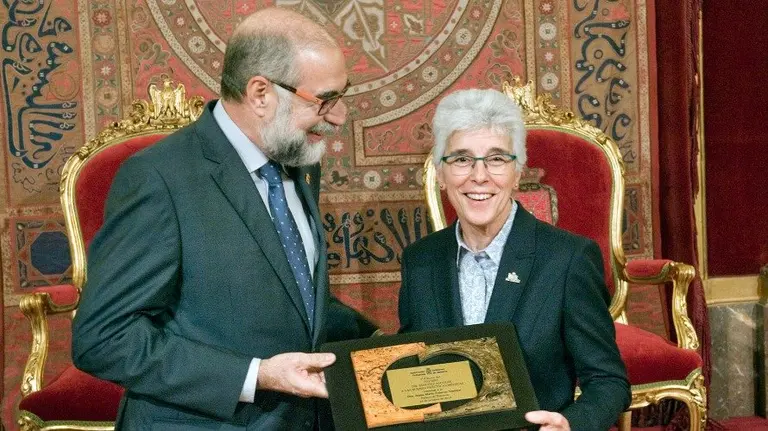 Juana María Zubicoa recibe de manos del consejero Domínguez el Premio Sánchez Nicolay.
