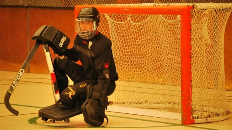 El portero del Iruña hockey cubriendo su portería.