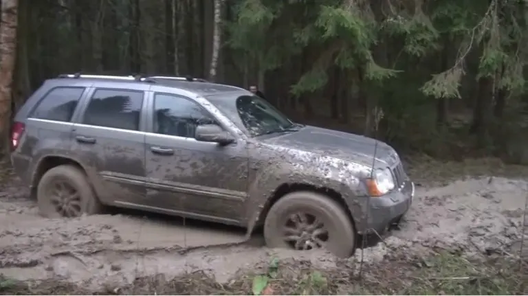 Un vehículo atascado en el barro. YOUTUBE