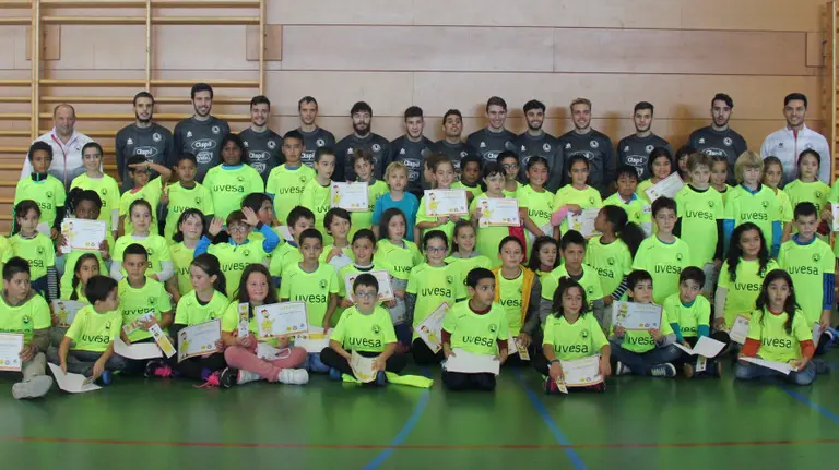 Los jugadores del Aspil Vidal posan con los chavales del colegio José Luis Arrese.
