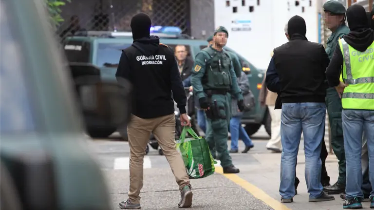 Agentes de la Guardia Civil, durante el registro de la peluquería en la que trabajaba el marroquí detenido esta madrugada en Calahorra (La Rioja). EFE Anabel Alonso. 