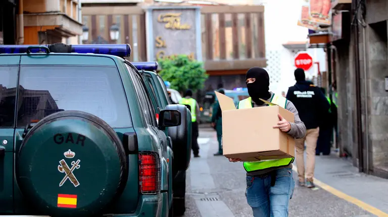 Agentes de la Guardia Civil trasladan al marroquí detenido en Calahorra (La Rioja), por supuestos delitos de enaltecimiento y difusión de propaganda del Daesh. EFE.