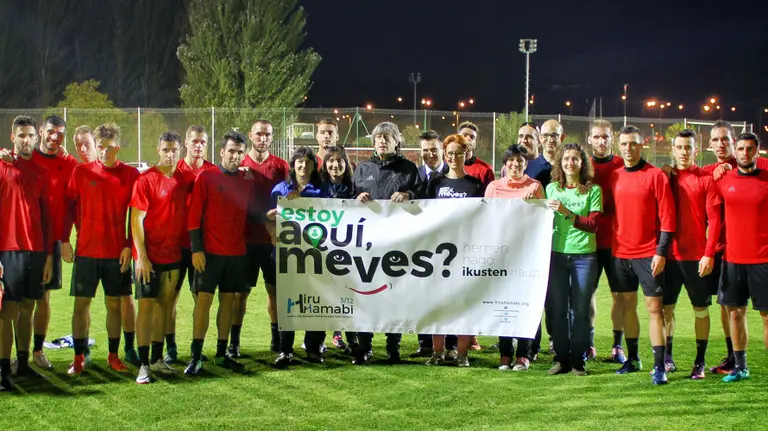 Los jugadores posan con la pancarta en Tajonar.