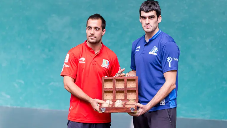 Selección de material en el frontón Labrit para el partido del Campeonato del Cuatro y Medio entre Oinatz Bengoetxea y  Joseba Ezkurdia (18). IÑIGO ALZUGARAY