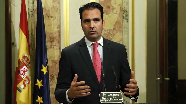 GRA538. MADRID, 26/10/2016.- El portavoz de UPN, Íñigo Jesús Alli comparece ante los medios de comunicación tras el discurso del presidente del Gobierno en funciones y líder del PP, Mariano Rajoy, en la primera jornada de la sesión de investidura, esta tarde en el Congreso de los Diputados. EFE/Javier Lizón