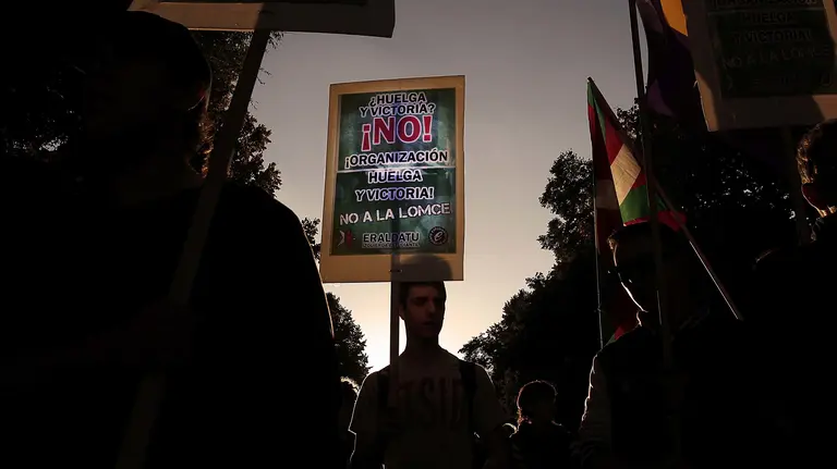 GRA476. PAMPLONA, 26/10/2016.- Un momento de la manifestación que apoyan diversas organizaciones sindicales, así como el Sindicato de Estudiantes y la federación de padres Herrikoa, en protesta por las reválidas, la Lomce y los recortes en el sector público educativo, dentro de la jornada de paros y movilizaciones organizada para hoy. EFE/Ivan Aguinaga