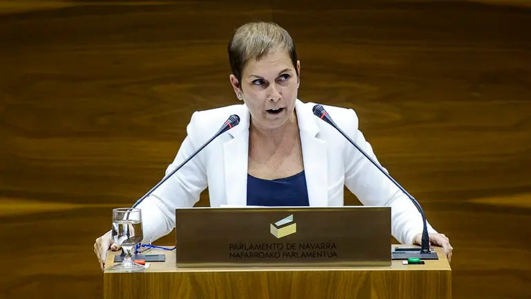 La presidenta del Gobierno de Navarra, Uxue Barkos, habla en el hemiciclo ante los parlamentarios forales. PABLO LASAOSA 02