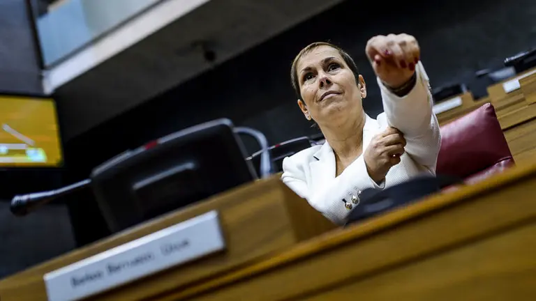 Uxue Barkos, presidenta del Gobierno de Navarra, en su asiento del Parlamento. PABLO LASAOSA 01