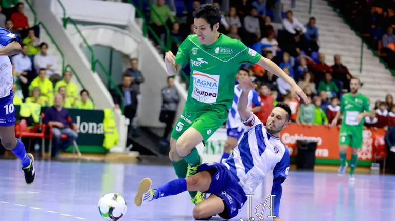 El japonés Yoshikawa (Magna Gurpea) en una jugada de gol.