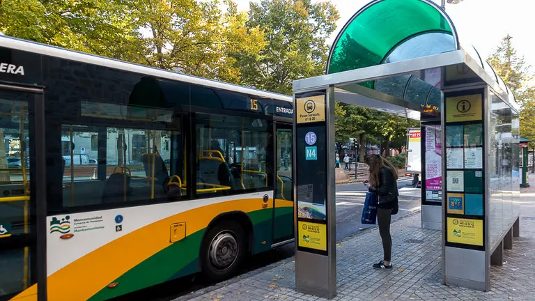 Parada de villavesas del Paseo Sarasate de Pamplona (2). IÑIGO ALZUGARAY