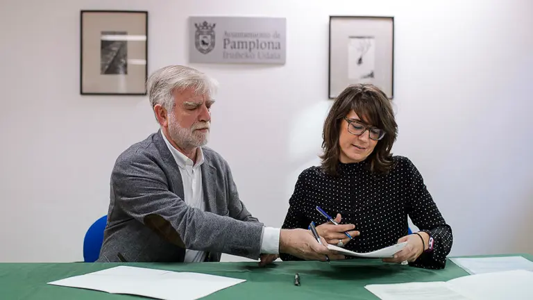 José Javier Sobrino, presidente de Basket Navarra y Maider Beloki, concejala de cultura del Ayuntamiento de Pamplona firman un convenio de 100.000 euros. PABLO LAS
