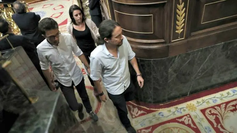 Errejón, Montero e Iglesias abandonan el hemiciclo al no concederle Pastor la palabra al líder de la formación. CHEMA MOYA. EFE.