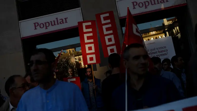 Comisiones Obreras se concentran frente al banco Popular en relación a unos despidos. PABLO LASAOSA 03