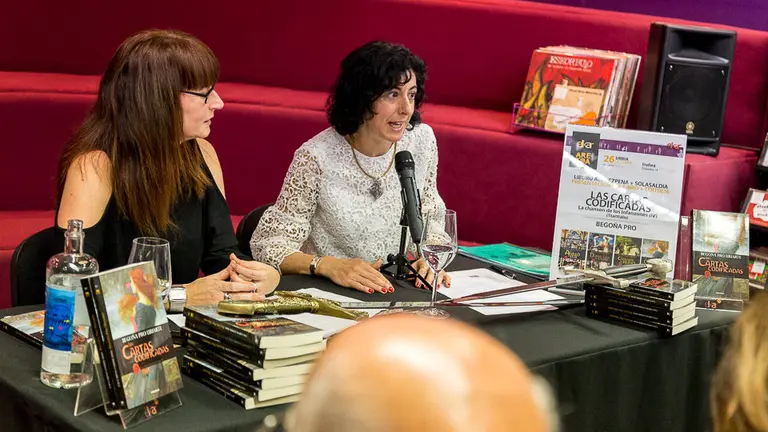 Presentación del libro _Las cartas codificadas_ de Begoña Pro en la librería Elkar de Pamplona (2). IÑIGO ALZUGARAY