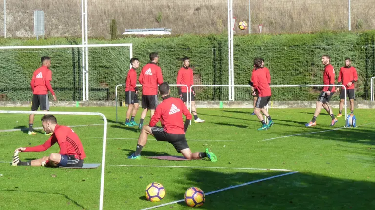 Los jugadores de Osasuna practican el fútbol-tenis.