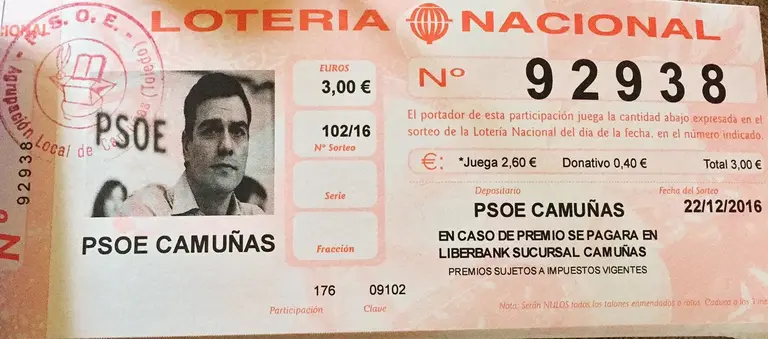 Décimo de la lotería de Navidad con la fotografía impresa que ha puesto a la venta la agrupación socialista de Camuñas.
