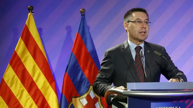 Josep María Bartomeu dirigiéndose a la asamblea del Barça. Efe.