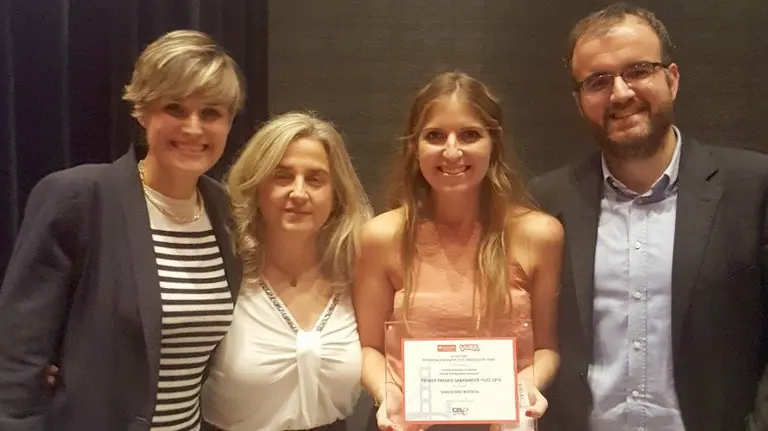 Yolanda González, en el centro con el diploma, acompañada de Milagros Laquidain, María Blanco y Ander Estella Hermoso de Mendoza.