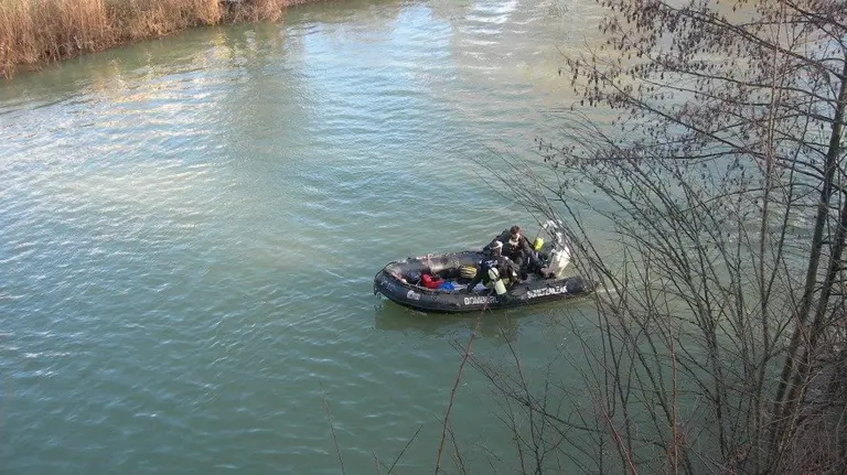 Un equipo de buceadores de bomberos navega el Arga en una imagen de archivo. 