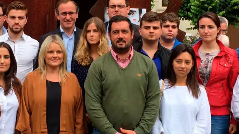 Javier Ruiz,presidente de NNGG de Vizcaya, en el centro de la imagen. TWITTER