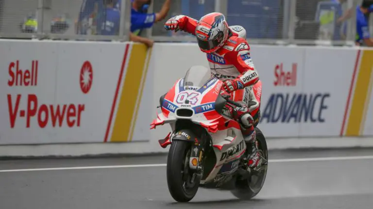 El italiano Dovizioso entra primero en la línea de meta. Efe.