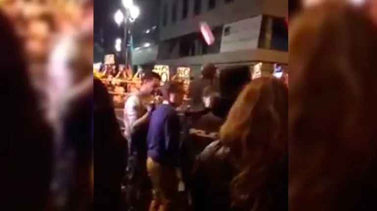 Momento en el que una d elas botellas cae sobre las diputadas de Ciudadanos.