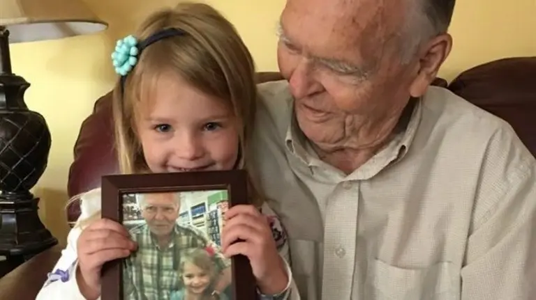 Una historia para el domingo la amistad de una niña y un anciano que le ayuda a superar la pérdida de su esposa. EP