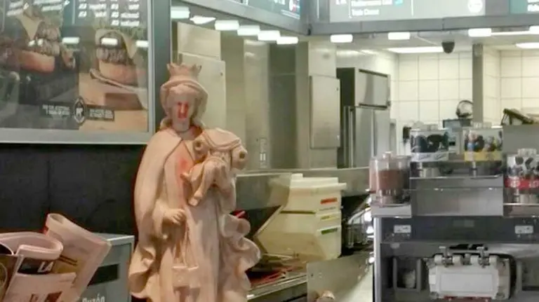 Imagen de la Virgen en el mostardos del McDonald´s de Talavera de la Reina, Madrid. TWITTER
