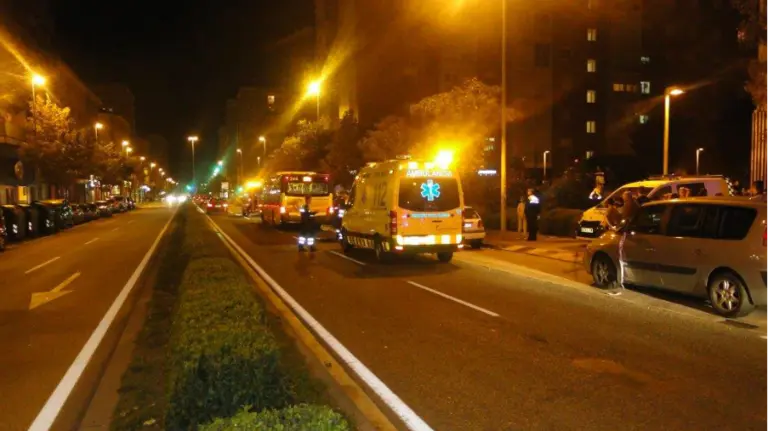 Ingresado en la UCI grave un chico de 14 años al ser atropellado por una villavesa en la avenida de San Jorge. 