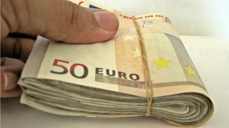 Engaña a su madre para que pague su rescate, de 600 euros. 